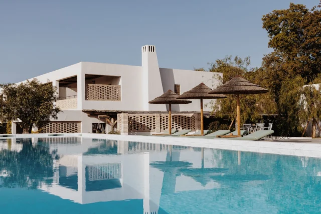 Imaginez vos journées entre piscine turquoise, farniente à l’ombre des parasols et soirées bercées par le chant des oiseaux…

Entre lumière dorée et murmure de l’eau, La Villa Flaka vous invite à la déconnexion.🌿☀️

📸 @sylvain_alessandri